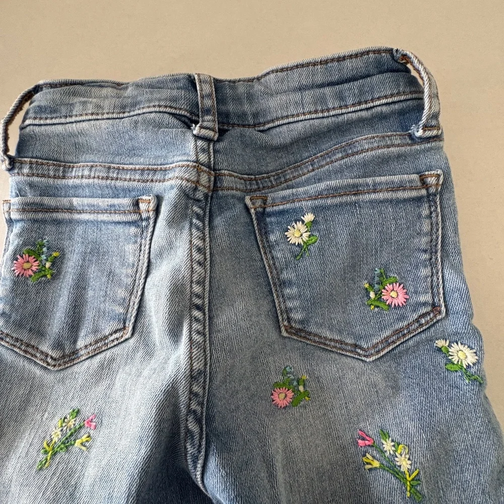 GAP Kids Begging Denim High Rise With Embroidered‎ Flowers - Size 6.